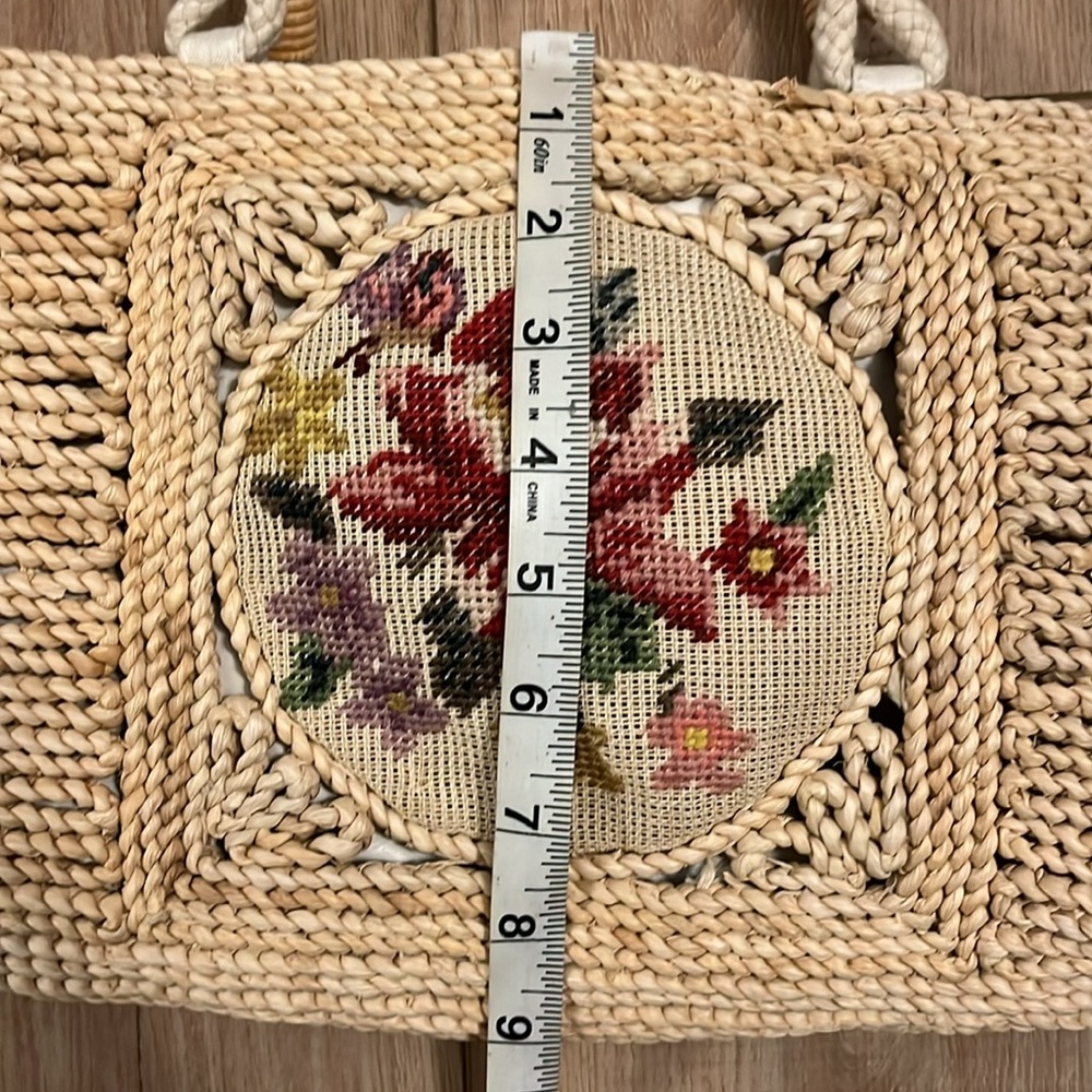 Vintage 1970s straw and needlepoint floral bag - Picture 8 of 9